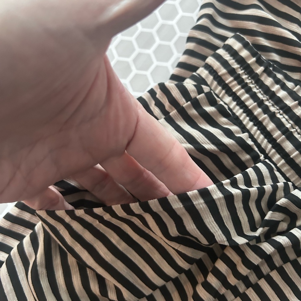 Basic Icon Black & Tan Striped PJ Bottoms w Pockets

Size L - Picture 4 of 6